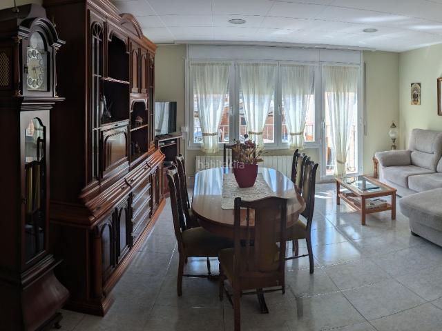 Casa en venta en Sallent. Espaciosa casa adosada en calle Sallent Lista para entrar a vivir. Casas.