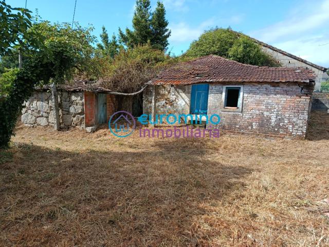 Casa en venta en Salvaterra de Miño. Terreno edificable con dos construcciones. Casas Salvaterra de.