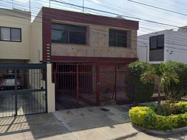 CASA EN VENTA EN SAN URIEL CHAPALITA