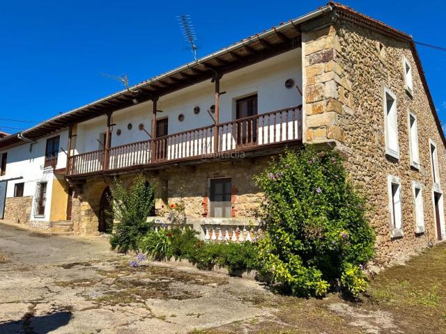 Casa en venta en San Vicente de la Barquera. CONJUNTO DE EDIFICACIONES CON TERRENO URBANO EN LA REVILLA. Casas San Vicente de la.
