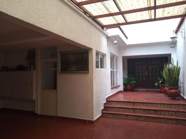 Casa en Venta en San Ángel | 6 Recámaras, Jardín, 3 Autos | Precio Excepcional