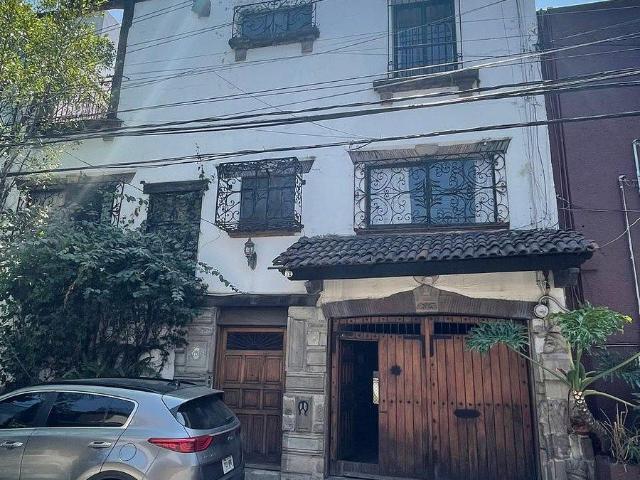 Casa en venta en San Ángel, Álvaro Obregón | 3 recámaras con baño, terraza, cava