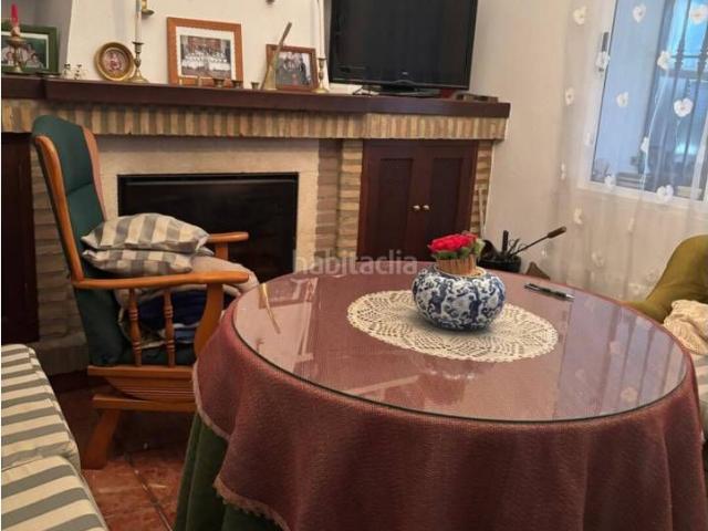 Casa en venta en San Bartolomé de la Torre. Venta de casa de 6 dormitorios y 3 baños, con 2 almacenes en San Bartolome de la Torre Huelva. Casas San Bartolomé de la.