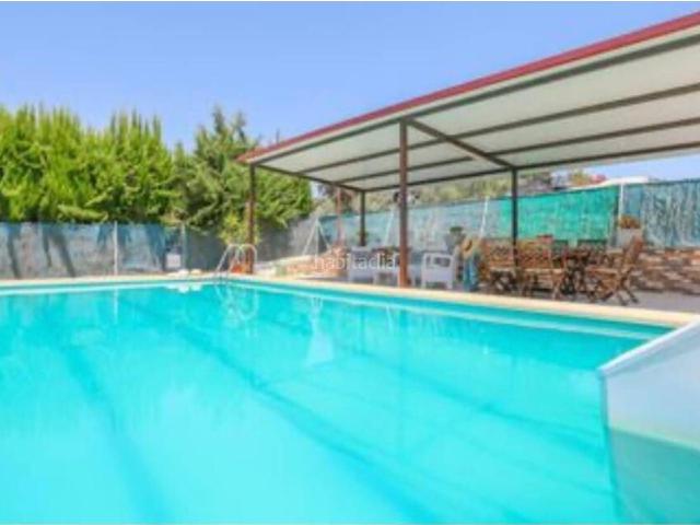 Casa en venta en San Bartolomé de la Torre. Venta de finca con Chalet de 3 dormitorios, 2 baños, piscina, y almacén. Casas San Bartolomé de la.