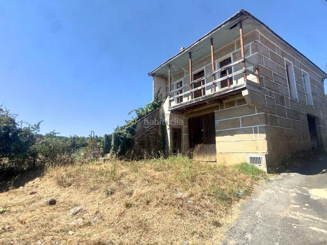 Casa en venta en San Cibrao das Viñas. Casa de piedra registrada para reformar con 105m2 útiles y terreno de 2.000 metros con pozo. Casas San Cibrao das.