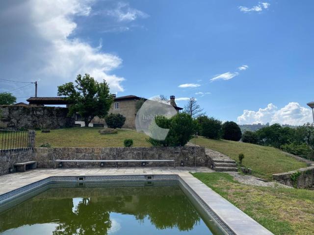 Casa en venta en San Cibrao das Viñas. Casa unifamiliar de piedra con piscina, hórreo y amplia finca privada. La propiedad suma 591 m construidos dentro de una parcela c. Casas San Cibrao das.