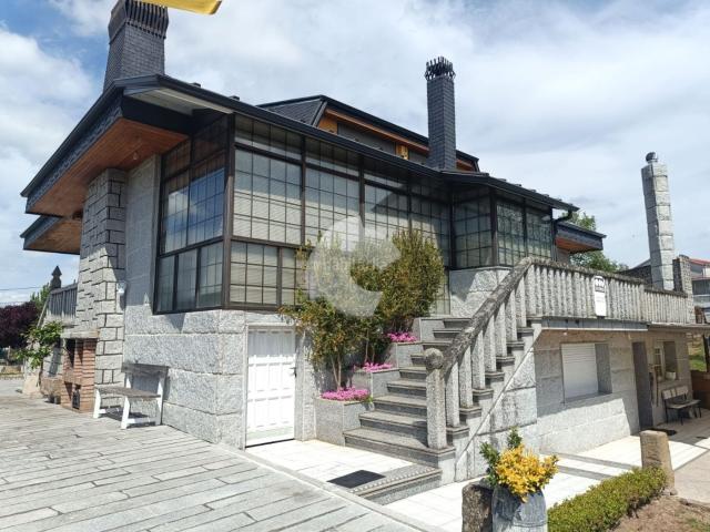 Casa en venta en San Cibrao das Viñas. Chalet de piedra con finca, con aproximadamente 3.500 metros. La vivienda tiene en planta baja, salón, cocina, baño y un garaje pa. Casas San Cibrao das.