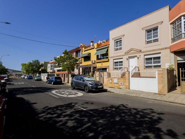 Casa en venta en San Cristóbal de La Laguna, La Cuesta Finca España. Casa familiar con gran garaje, patio y azotea en Urb. Atlántida, La Laguna. Casas San Cristóbal de La.