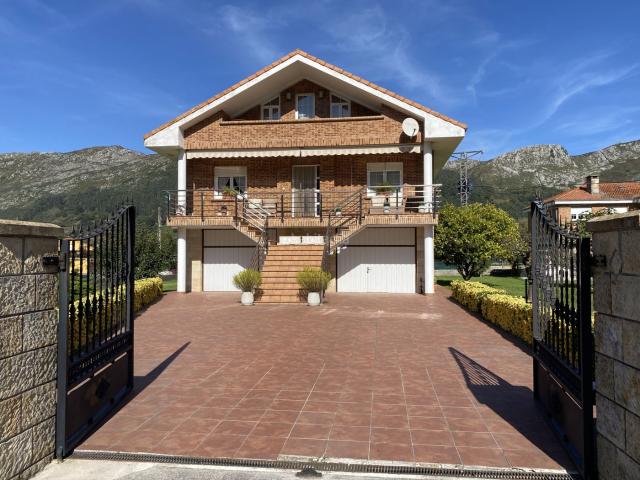 Casa en venta en San Felices de Buelna. En San Felices de Buelna, tenemos para la venta esta estupenda vivienda independiente de 249 m construidos, ubicada sobre una ampl. Casas San Felices de.
