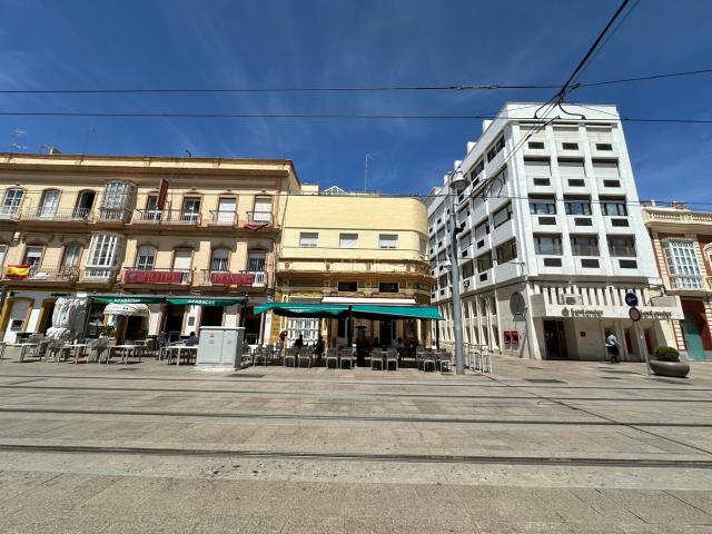 Casa en venta en San Fernando, Centro Ciudad. Local comercial + Casa en planta baja en calle Real, frente al Centro de Congresos. Casas San.