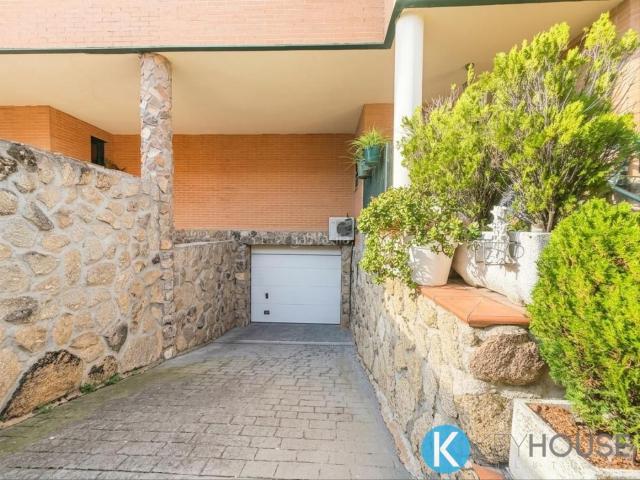 Casa adosada en venta en San Fernando de Henares, Montserrat Parque Empresarial. Hay casas que simplemente se visitan y otras en las que te imaginas viviendo desde el primer momento. Casas adosadas.