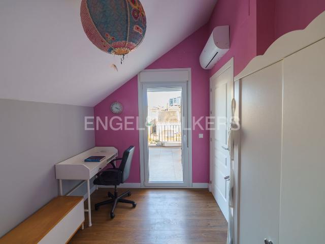 Casa en venta en San Fernando, Soto de Real Villamaruja. Villa independiente en San Fernando zona exclusiva Soto del Real, con amplio jardín y piscina. Vivienda adaptada para personas con. Casas San.