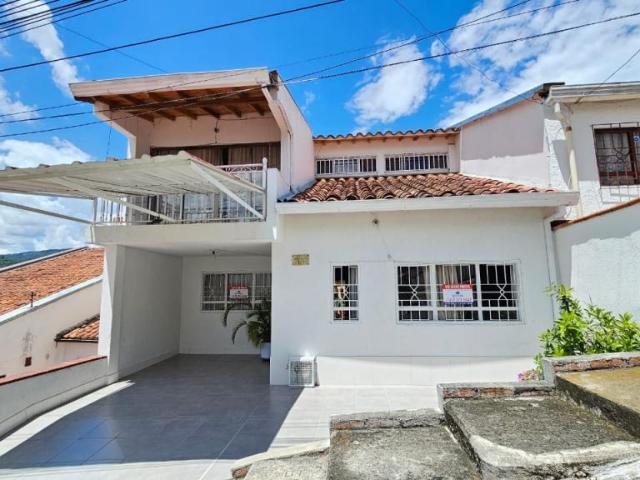 Casa En Venta En San Gil En Sagrada Familia V170364