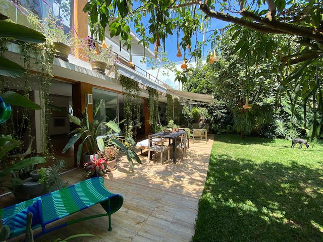 CASA EN VENTA EN SAN ISIDRO FRENTE A PARQUE