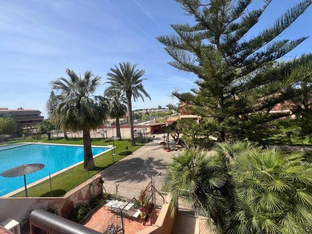 Casa en venta en San Juan de Alicante, Centro. Chalet adosado reformado con 5 dormitorios, terrazas, sótano y garaje. Casas San Juan de.