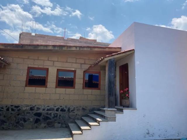 Casa en venta en San Juan, Xalatlaco: Amplia propiedad residencial con jardín y terraza