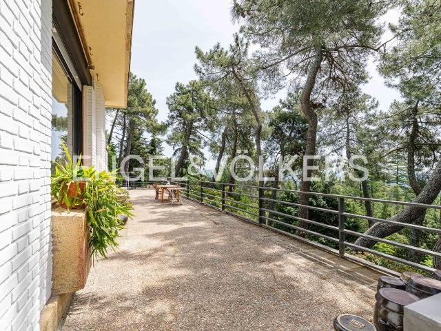 Casa en venta en San Lorenzo de El Escorial, Abantos Carmelitas. Excepcional casa en Abantos con impresionantes vistas. Casas San Lorenzo de El.