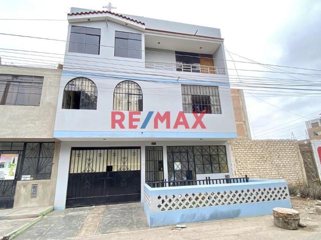 Casa En Venta En San Martín De Porres | Frente A Parque | 13 Habitaciones | Ideal Para Rentabilizar Calle Ramon Herrera
