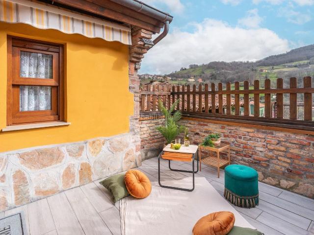 Casa en venta en San Martín del Rey Aurelio. Casa de piedra con encanto asturiano, terraza y corredor en San Martín de Rey Aurelio. Casas San Martín del Rey.