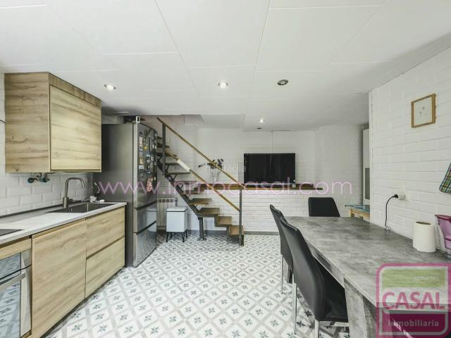 Casa en venta en San Martín del Rey Aurelio. Se vende casa reformada en San Martín del Rey Aurelio, consta de dos plantas distribuidas en dos dormitorios,salóncomedor, cocina. Casas San Martín del Rey.