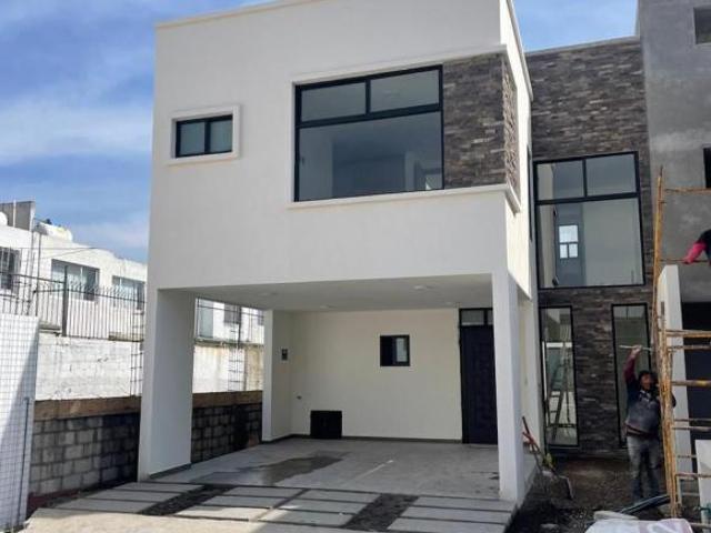 Casa en venta en San Mateo Atenco con 3 Recámaras con baño, Roof Garden y Seguridad 24/7