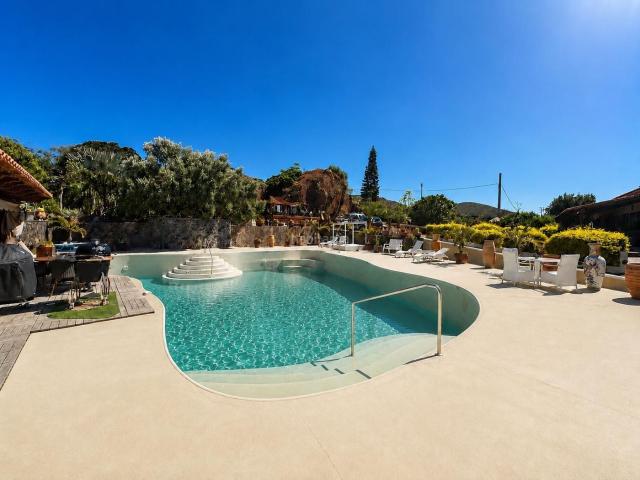 Casa en venta en San Miguel de Abona, Tamaide El Roque. Exclusiva finca de estilo rústico sobre una parcela de 6.356 m con impresionantes vistas al mar y al valle. Casas San Miguel de.