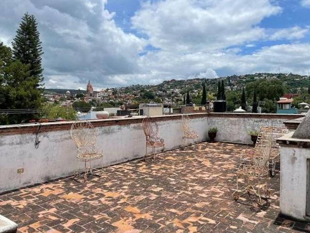 Casa en venta en San Miguel de Allende, San Antonio — Con departamentos y local
