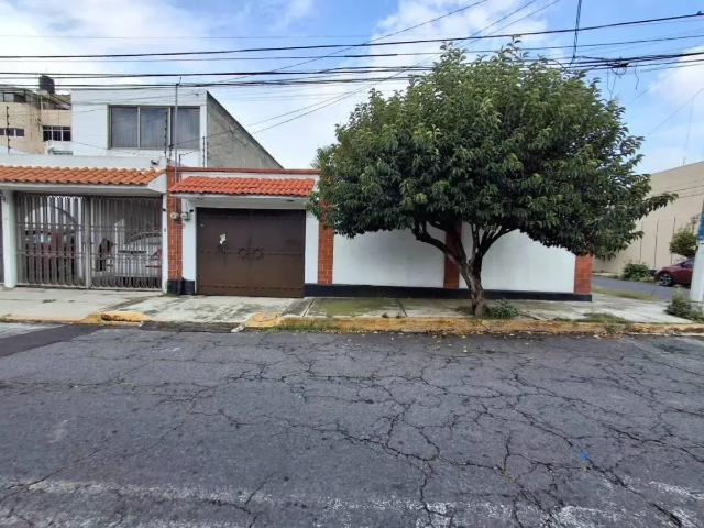 Casa en Venta en San Pedro Zacatenco con Amplios Espacios y Excelente Ubicación