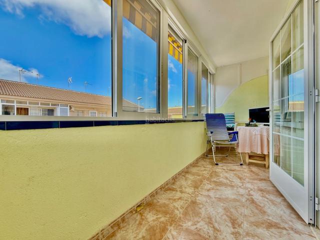 Casa en venta en San Pedro del Pinatar, Los Cuarteros. Has visto el vídeo?nbspNecesitas el 100?Bungalow de 2 dormitorios con una terraza delantera acristalada y lavadero.La vivienda est. Casas San.