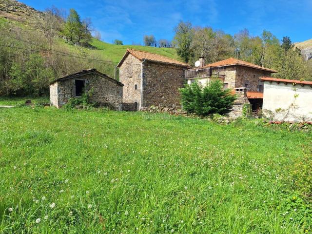 Casa en venta en San Roque de Riomiera. Casa de piedra con cabaña en venta en San Roque de Riomiera. Casas San Roque de.