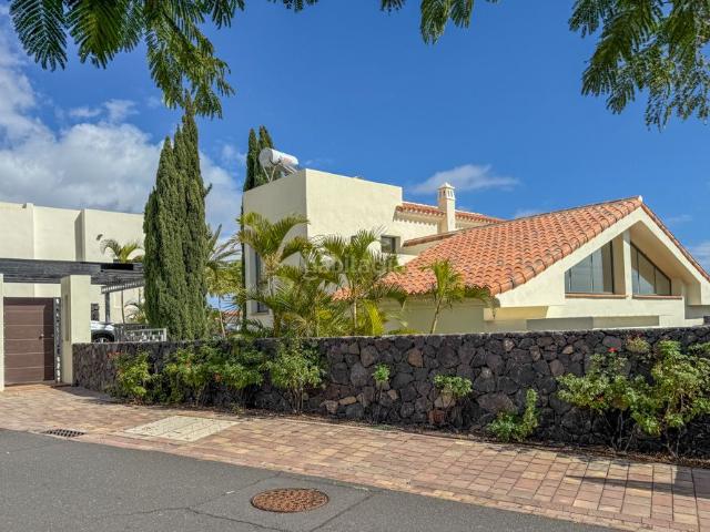 Casa en venta en San Sebastián de la Gomera. Exclusiva villa con piscina y vistas al mar en Pueblo Don Thomas. Casas San Sebastián de la.
