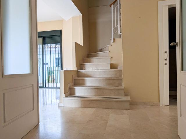 Casa en venta en Sanlúcar la Mayor. Casa familiar con encanto, céntrica y con zonas comunes con piscina Lista para entrar!. Casas Sanlúcar la.