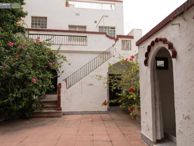 Casa en venta en La Ràpita, Centre Costa Dorada. Casa Centrica del 1900, de Planta Baja, y dos pisos alto de 120 m2 por Planta, y Patio de 50 m2. Casas La.