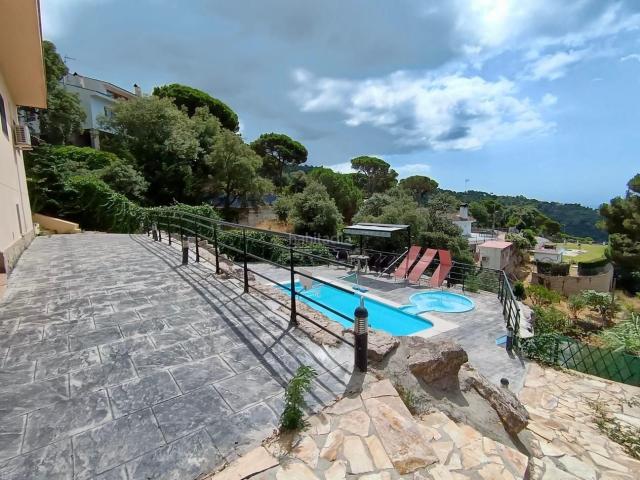 Casa en venta en Sant Cebrià de Vallalta. CASA SOLEADA CON PISCINA, JACUZZI Y VISTAS PANORÁMICAS AL MEDITERRÁNEO EN VENTA EN CAN PALAU, SANT CEBRIÀ DE VALLALTA. Casas Sant Cebrià de.