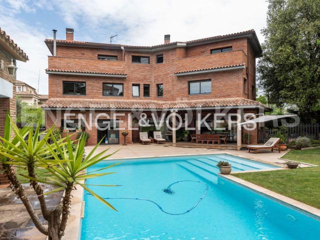 Casa en venta en Sant Cugat del Vallès, Valldoreix. Magnífica casa de cuatro plantas en Valldoreix. Casas Sant Cugat del.