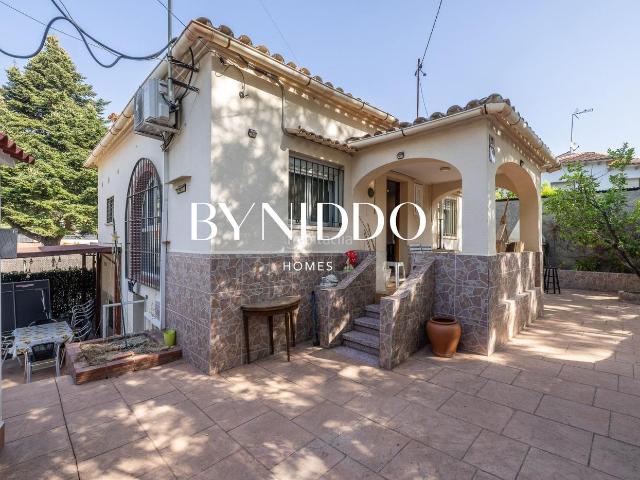 Casa en venta en Sant Cugat del Vallès, Valldoreix. Casa familiar con jardín, barbacoa y apartamento independiente en Valldoreix. Casas Sant Cugat del.