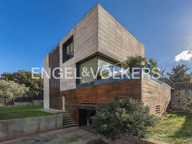 Casa en venta en Sant Cugat del Vallès, Valldoreix. Diseño, luz natural y amplios espacios rodeados de traquilidad en Valldoreix. Casas Sant Cugat del.