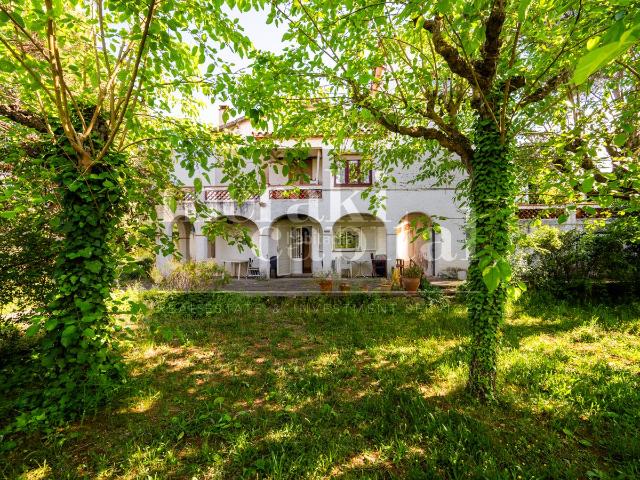 Casa en venta en Sant Cugat del Vallès, Valldoreix. Exclusiva MERAKI CAPITAL Parcel·la única de 1.218 m² amb doble accés i orientació sud. Casas Sant Cugat del.