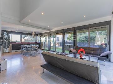 Casa en venta en Sant Cugat del Vallès, Valldoreix. Espectacular casa en Valldoreix con amplia parcela y Licencia Turística. Casas Sant Cugat del.