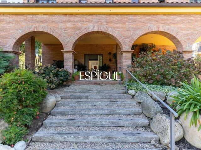 Casa en venta en Sant Cugat del Vallès, Valldoreix. Imponente casa con piscina privada en Valldoreix. Casas Sant Cugat del.