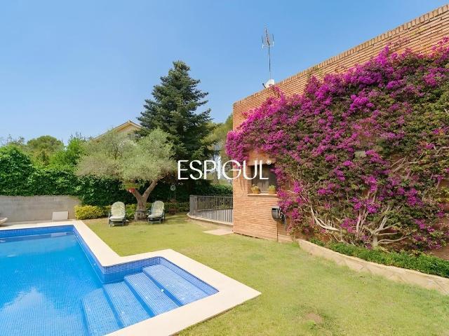 Casa en venta en Sant Cugat del Vallès, Valldoreix. Imponente casa en venta con piscina privada en Valldoreix, Sant Cugat del Vallés. Casas Sant Cugat del.