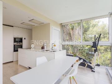Casa en venta en Sant Cugat del Vallès, Valldoreix. Residencia con Piscina y Vistas a la Montaña en Sant Cugat. Casas Sant Cugat del.