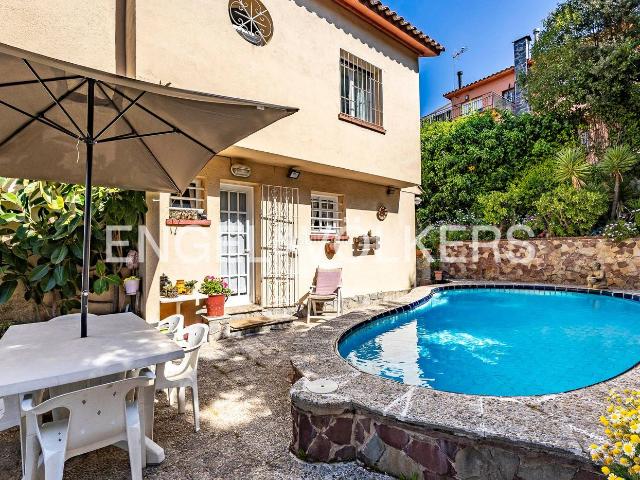 Casa en venta en Sant Cugat del Vallès, Valldoreix. Tradicional casa con encanto cerca de la estación de Valldoreix. Casas Sant Cugat del.