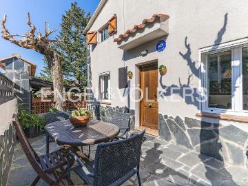 Casa en venta en Sant Cugat del Vallès, Valldoreix. Vivienda con piscina y jardín privado en Valldoreix. Casas Sant Cugat del.