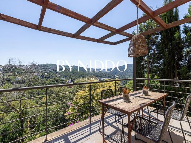 Casa en venta en Sant Cugat del Vallès, La Floresta. Casa de diseño con vistas a Collserola en La Floresta. Casas Sant Cugat del.