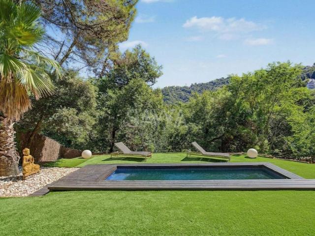 Casa en venta en Sant Cugat del Vallès, Les Planes. Casa de diseño en plena naturaleza de Collserola. Casas Sant Cugat del.