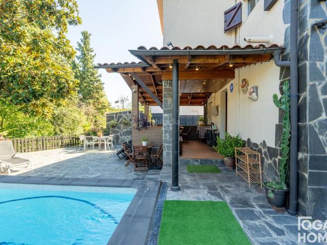 Casa en venta en Sant Cugat del Vallès, Les Planes. Casa independiente con piscina y jardín privado en Valldoreix. Casas Sant Cugat del.