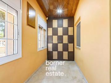 Casa en venta en Sant Cugat del Vallès, Mira sol. Casa unifamiliar con encanto y jardín privado en entorno privilegiado. Casas Sant Cugat del.