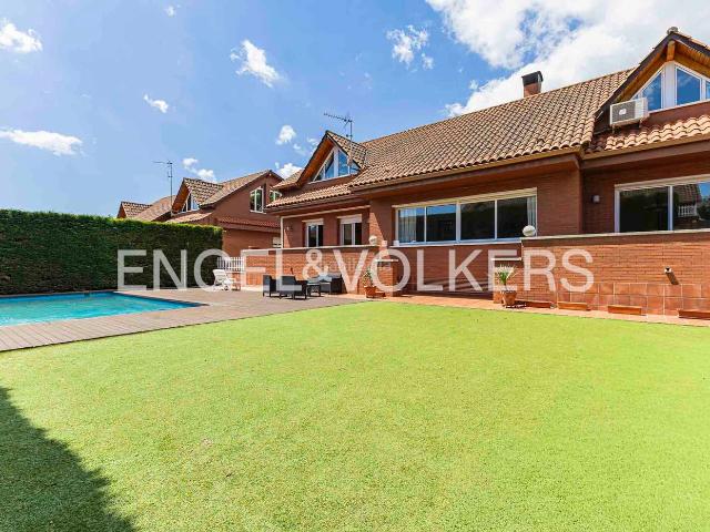 Casa en venta en Sant Cugat del Vallès, Mira sol. El Privilegio del Equilibrio Un Refugio de Privacidad en Mirasol a un Paso de Barcelona. Casas Sant Cugat del.