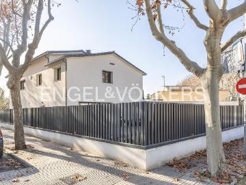 Casa en venta en Sant Cugat del Vallès, Mira sol. Excepcional propiedad de obra nueva junto a la estación de Mirasol. Casas Sant Cugat del.